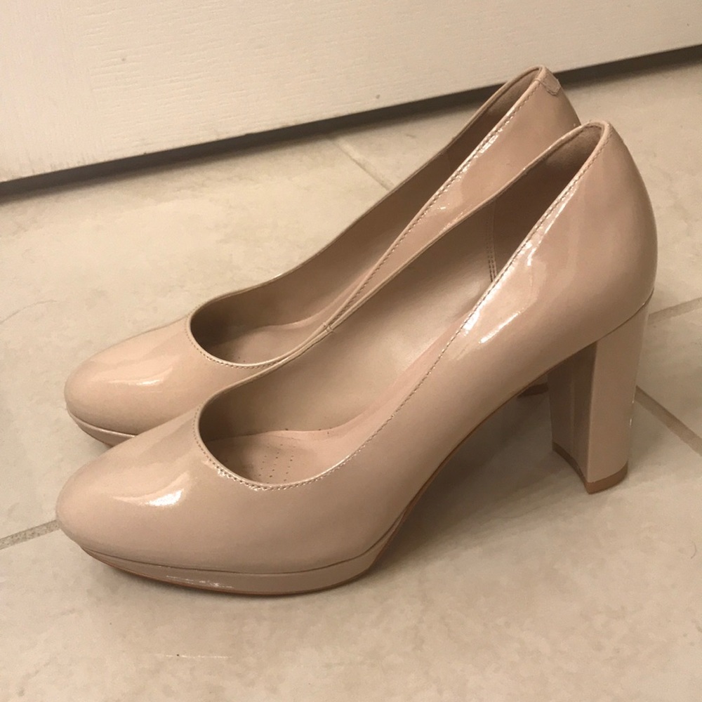 Clark’s nude patent leather pump